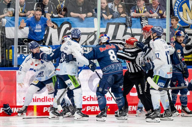 Keilerei zwischen Danjo Leonhardt (Straubing Tigers, 53) und Adam Brooks (EHC Red Bull Muenchen, 77) links GER, EHC Red Bull Muenchen vs. Straubing Tigers, Eishockey, DEL, 51. Spieltag, Saison 2025 2026, 13.03.2026. GER, EHC Red Bull Muenchen vs. Straubing Tigers, Eishockey, DEL, 51. Spieltag, Saison 2025 2026, 13.03.2026. Muenchen *** Scuffle between Danjo Leonhardt Straubing Tigers, 53 and Adam Brooks EHC Red Bull Muenchen, 77 left GER, EHC Red Bull Muenchen vs Straubing Tigers, Ice Hockey, DEL, Matchday 51, Season 2025 2026, 13 03 2026 GER, EHC Red Bull Muenchen vs Straubing Tigers, Ice Hockey, DEL, Matchday 51, Season 2025 2026, 13 03 2026 Muenchen Copyright: xEibner-Pressefoto FranzxFeinerx EP_HFR