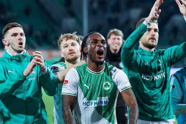 Ausgelassene Freude bei Branimir Hrgota 10 (Spvgg Greuther Fuerth), Noel Futkeu 9 (Spvgg Greuther Fuerth) und Dennis Srbeny 7 (Spvgg Greuther Fuerth) bei den Fans, Spvgg Greuther Fuerth vs. SV Elversberg Fussball, Maenner, 2. Bundesliga, Saison 2025 2026, Rueckrunde, 26. Spieltag, 13.03.2026 DFB regulations prohibit any use of photographs as image sequences and or quasi-video Fuerth Bayern Deutschland