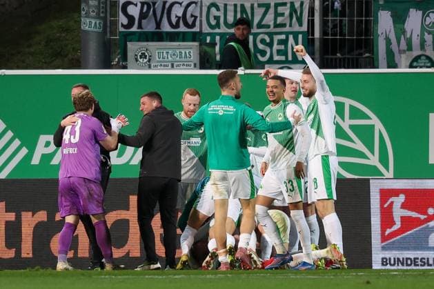 Lukas Reich 2 (Spvgg Greuther Fuerth) wird in einer Jubeltraube nach dem 2:0 begraben, Torjubel der Mannschaft (Spvgg Greuther Fuerth), Spvgg Greuther Fuerth vs. SV Elversberg Fussball, Maenner, 2. Bundesliga, Saison 2025 2026, Rueckrunde, 26. Spieltag, 13.03.2026 DFB regulations prohibit any use of photographs as image sequences and or quasi-video Fuerth Bayern Deutschland