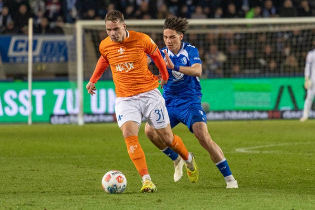 Deutschland, 2.Bundesliga, Saison 2025 2026, 26. Spieltag, Avnet-Arena, 1.FC Magdeburg vs SV Darmstadt 98, Schmidt Niklas (SV Darmstadt 98, 31) im Zweikampf gegen Stalmach Dariusz (1. FC Magdeburg, 6)