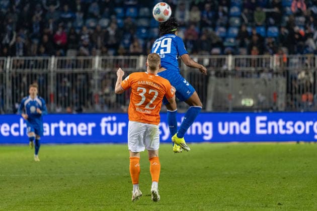 Deutschland, 2.Bundesliga, Saison 2025 2026, 26. Spieltag, Avnet-Arena, 1.FC Magdeburg vs SV Darmstadt 98, Holland Fabian (SV Darmstadt 98, 32) im Kopfball Duell gegen Ghrieb Rayan (1. FC Magdeburg, 29)