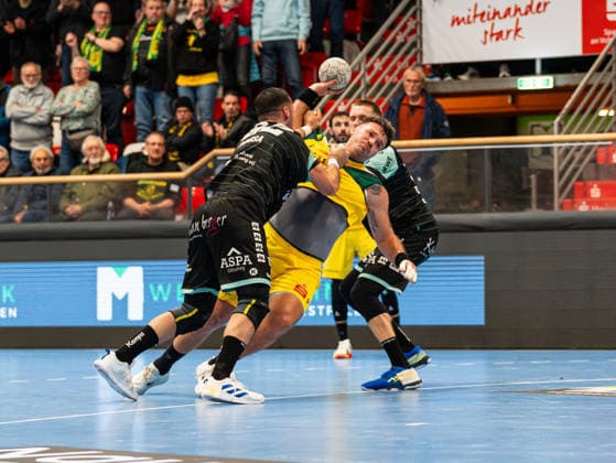 Tim Dueren (VfL Eintracht Hagen, 03) beim Torwurf gegen Ruben Sousa (HC Oppenweiler Backnang, 22) VfL Eintracht Hagen vs. HC Oppenweiler Backnang , Handball, 2. Bundesliga, 24. Spieltag, Saison 2025 2026, 13.03.2026 VfL Eintracht Hagen vs. HC Oppenweiler Backnang , Handball, 2. Bundesliga, 24. Spieltag, Saison 2025 2026, 13.03.2026 Hagen Copyright: xEibner-Pressefoto DamianxKruczynx EP_DKI