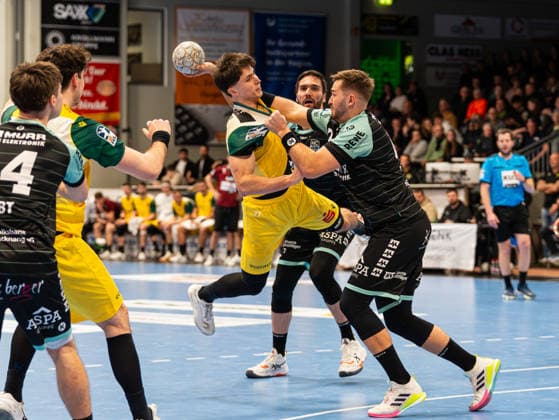 Luca Richter (VfL Eintracht Hagen, 77) beim Torwurf gegen Niklas Diebel (HC Oppenweiler Backnang, 17) VfL Eintracht Hagen vs. HC Oppenweiler Backnang , Handball, 2. Bundesliga, 24. Spieltag, Saison 2025 2026, 13.03.2026 VfL Eintracht Hagen vs. HC Oppenweiler Backnang , Handball, 2. Bundesliga, 24. Spieltag, Saison 2025 2026, 13.03.2026 Hagen *** Luca Richter VfL Eintracht Hagen, 77 throwing a shot on goal against Niklas Diebel HC Oppenweiler Backnang, 17 VfL Eintracht Hagen vs HC Oppenweiler Backnang , Handball, 2 Bundesliga, 24 Matchday, Season 2025 2026, 13 03 2026 VfL Eintracht Hagen vs HC Oppenweiler Backnang , Handball, 2 Bundesliga, 24 Matchday, Season 2025 2026, 13 03 2026 Hagen Copyright: xEibner-Pressefoto DamianxKruczynx EP_DKI