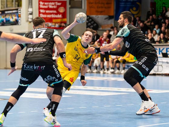 Linus Kutz (VfL Eintracht Hagen, 34) im Dribbling gegen Niklas Diebel (HC Oppenweiler Backnang, 17) und Dominik Weiss (HC Oppenweiler Backnang, 07) VfL Eintracht Hagen vs. HC Oppenweiler Backnang , Handball, 2. Bundesliga, 24. Spieltag, Saison 2025 2026, 13.03.2026 VfL Eintracht Hagen vs. HC Oppenweiler Backnang , Handball, 2. Bundesliga, 24. Spieltag, Saison 2025 2026, 13.03.2026 Hagen Copyright: xEibner-Pressefoto DamianxKruczynx EP_DKI