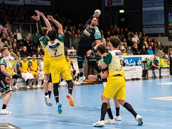 Dominik Weiss (HC Oppenweiler Backnang, 07) beim Torwurf gegen Josip Jukic (VfL Eintracht Hagen, 74) und Pouya Norouzi (VfL Eintracht Hagen, 07) VfL Eintracht Hagen vs. HC Oppenweiler Backnang , Handball, 2. Bundesliga, 24. Spieltag, Saison 2025 2026, 13.03.2026 VfL Eintracht Hagen vs. HC Oppenweiler Backnang , Handball, 2. Bundesliga, 24. Spieltag, Saison 2025 2026, 13.03.2026 Hagen Copyright: xEibner-Pressefoto DamianxKruczynx EP_DKI