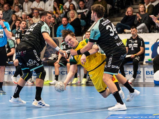 Linus Kutz (VfL Eintracht Hagen, 34) im Zweikampf gegen Ruben Sousa (HC Oppenweiler Backnang, 22) und Lukas Rauh (HC Oppenweiler Backnang, 34) VfL Eintracht Hagen vs. HC Oppenweiler Backnang , Handball, 2. Bundesliga, 24. Spieltag, Saison 2025 2026, 13.03.2026 VfL Eintracht Hagen vs. HC Oppenweiler Backnang , Handball, 2. Bundesliga, 24. Spieltag, Saison 2025 2026, 13.03.2026 Hagen Copyright: xEibner-Pressefoto DamianxKruczynx EP_DKI