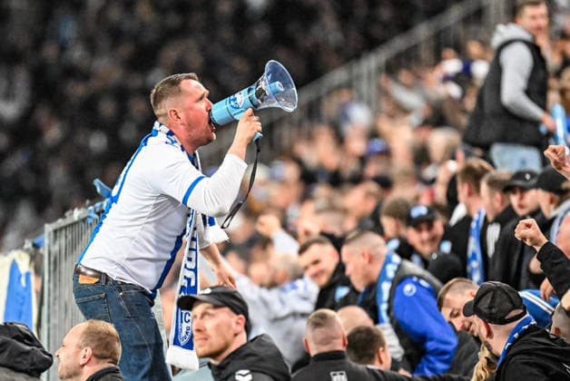 Fußball I Herren I Saison 2025-2026 I 2. Bundesliga I 26. Spieltag I 1. FC Magdeburg - SV Darmstadt 98 I 13.03.2026 Fan vom 1. FC Magdeburg feuert mit einem Megaphon die Fans an. Magdeburg Avnet Arena (Heinz-Krügel-Platz 1) Sachsen-Anhalt Deutschland