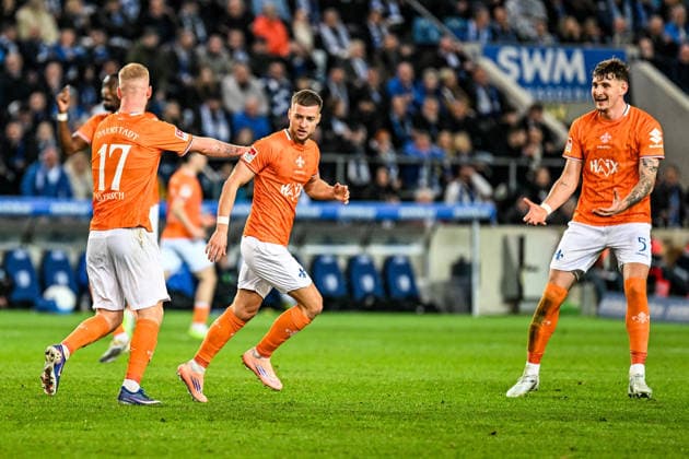 Fußball I Herren I Saison 2025-2026 I 2. Bundesliga I 26. Spieltag I 1. FC Magdeburg - SV Darmstadt 98 I 13.03.2026 Torjubel Kai Klefisch (17, SV Darmstadt 98), Fabian Nürnberger (15, SV Darmstadt 98) und Matej Maglica (5, SV Darmstadt 98) Magdeburg Avnet Arena (Heinz-Krügel-Platz 1) Sachsen-Anhalt Deutschland