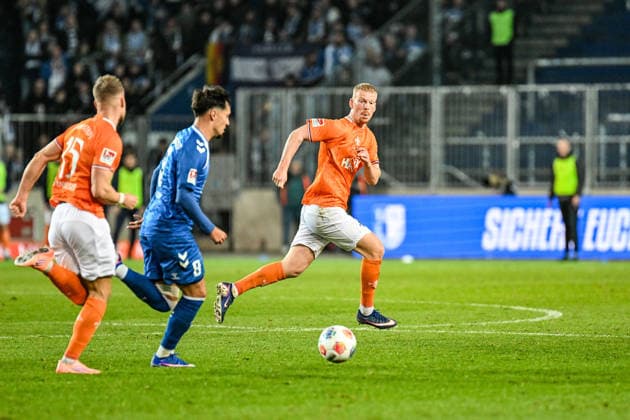 Fußball I Herren I Saison 2025-2026 I 2. Bundesliga I 26. Spieltag I 1. FC Magdeburg - SV Darmstadt 98 I 13.03.2026 Kai Klefisch (17, SV Darmstadt 98) (r.) mit dem Blick auf den Ballführenden Laurin Ulrich (8, 1. FC Magdeburg) Magdeburg Avnet Arena (Heinz-Krügel-Platz 1) Sachsen-Anhalt Deutschland