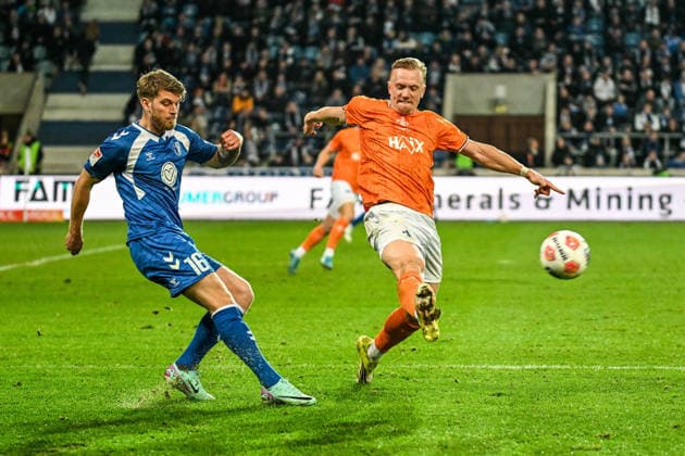 Fußball I Herren I Saison 2025-2026 I 2. Bundesliga I 26. Spieltag I 1. FC Magdeburg - SV Darmstadt 98 I 13.03.2026 Zweikampf Marcus Mathisen (16, 1. FC Magdeburg) und Isac Lidberg (7, SV Darmstadt 98) Magdeburg Avnet Arena (Heinz-Krügel-Platz 1) Sachsen-Anhalt Deutschland