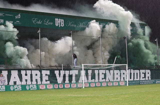 Bengalos im Luebecker Fanblock Fussball, Herren, Saison 2025 2026, RL-Nord, VfB Luebeck gegen Hamburger SV II, 0-2 DFL REGULATIONS PROHIBIT ANY USE OF PHOTOGRAPHS AS IMAGE SEQUENCES AND OR QUASI-VIDEO. *** Bengalos in the Luebeck fan block Football, Men, Season 2025 2026, RL Nord, VfB Luebeck vs Hamburger SV II, 0 2 DFL REGULATIONS PROHIBIT ANY USE OF PHOTOGRAPHS AS IMAGE SEQUENCES AND OR QUASI VIDEO