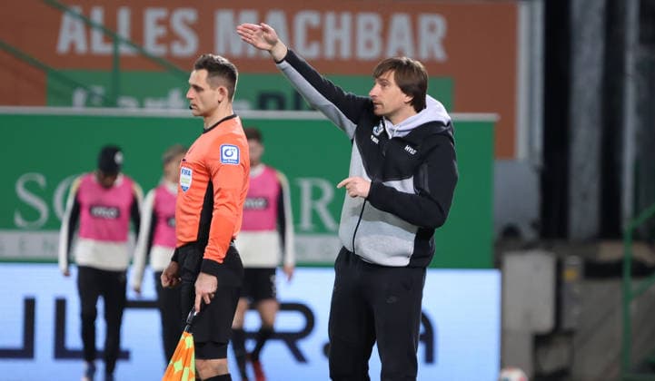 13.03.2026, Fussball, Herren, 2. Bundesliga, Saison 2025 2026, SpVgg Greuther Fürth - SV 07 Elversberg, Trainer Vincent Wagner (SV 07 Elversberg) gestikuliert, gibt Anweisungen an der Seitenlinie Fürth Sportpark Ronhof Thomas Sommer Bayern Deutschland (DEU)