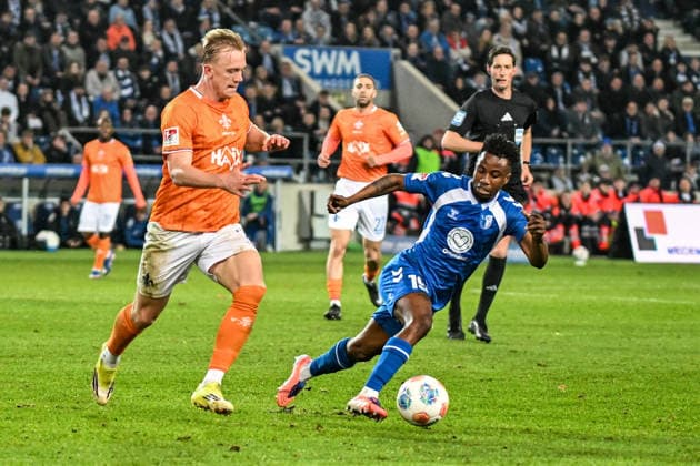Fußball I Herren I Saison 2025-2026 I 2. Bundesliga I 26. Spieltag I 1. FC Magdeburg - SV Darmstadt 98 I 13.03.2026 Zweikampf Isac Lidberg (7, SV Darmstadt 98) und Lubambo Musonda (19, 1. FC Magdeburg) Magdeburg Avnet Arena (Heinz-Krügel-Platz 1) Sachsen-Anhalt Deutschland
