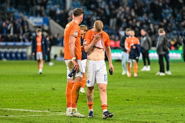 Fußball I Herren I Saison 2025-2026 I 2. Bundesliga I 26. Spieltag I 1. FC Magdeburg - SV Darmstadt 98 I 13.03.2026 Nach dem Schlusspfiff große Enttäuschung bei Kai Klefisch (17, SV Darmstadt 98), der das Trikot vors Gesicht zieht. Magdeburg Avnet Arena (Heinz-Krügel-Platz 1) Sachsen-Anhalt Deutschland