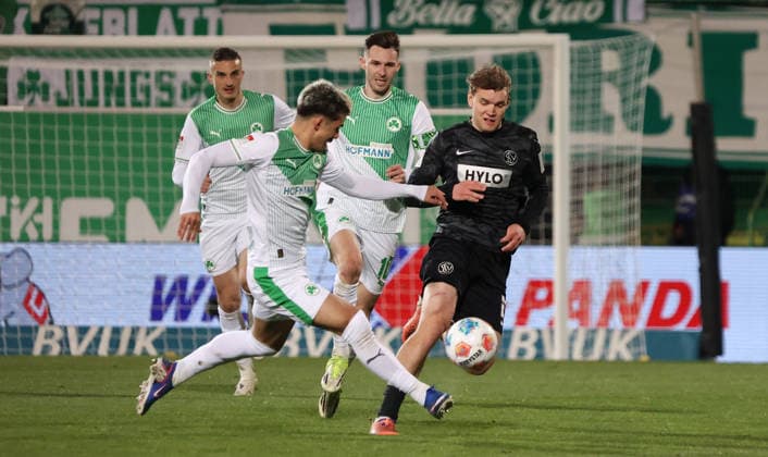 13.03.2026, Fussball, Herren, 2. Bundesliga, Saison 2025 2026, SpVgg Greuther Fürth - SV 07 Elversberg, Aaron Keller (SpVgg Greuther Fürth) Lasse Günther (SV 07 Elversberg) Fürth Sportpark Ronhof Thomas Sommer Bayern Deutschland (DEU)