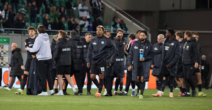 13.03.2026, Fussball, Herren, 2. Bundesliga, Saison 2025 2026, SpVgg Greuther Fürth - SV 07 Elversberg, Die Spieler der SV 07 Elversberg gehen nach dem Spiel enttäuscht zu den mitgereisten Fans Fürth Sportpark Ronhof Thomas Sommer Bayern Deutschland (DEU)