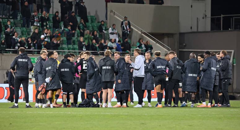 13.03.2026, Fussball, Herren, 2. Bundesliga, Saison 2025 2026, SpVgg Greuther Fürth - SV 07 Elversberg, Die Spieler der SV 07 Elversberg stehen nach dem Spiel enttäuscht auf dem Rasen Fürth Sportpark Ronhof Thomas Sommer Bayern Deutschland (DEU)
