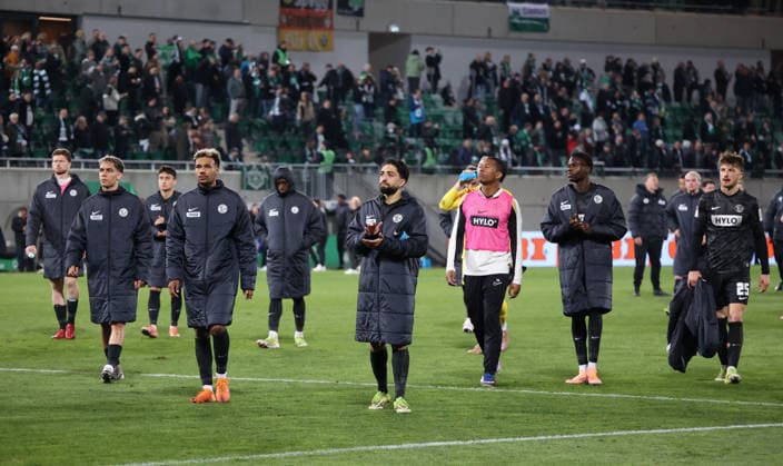 13.03.2026, Fussball, Herren, 2. Bundesliga, Saison 2025 2026, SpVgg Greuther Fürth - SV 07 Elversberg, Die Spieler der SV 07 Elversberg gehen nach dem Spiel enttäuscht zu den mitgereisten Fans Fürth Sportpark Ronhof Thomas Sommer Bayern Deutschland (DEU)