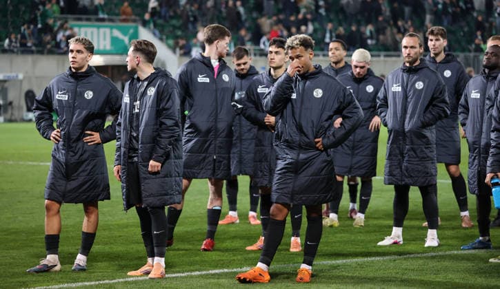 13.03.2026, Fussball, Herren, 2. Bundesliga, Saison 2025 2026, SpVgg Greuther Fürth - SV 07 Elversberg, Die Spieler der SV 07 Elversberg stehen nach dem Spiel enttäuscht vor den mitgereisten Fans, Frederik Schmahl (SV 07 Elversberg), Luca Schnellbacher (SV 07 Elversberg), Bambase Conte (SV 07 Elversberg) Fürth Sportpark Ronhof Thomas Sommer Bayern Deutschland (DEU)