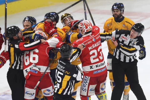 Sahnpark Crimmitschau 13.03.2026 Saison 2025 26 Eishockey 2. Bundesliga Hauptrunde Kunsteisstadion Heimspiel Pre-Playoffs Spiel 2 Eispiraten Crimmitschau - Lausitzer Füchse im letzten Drittel ging es ordentlich zur Sache und eine kleine Schlägerei zwischen beiden Teams Crimmitschau Sachsen Germany *** Sahnpark Crimmitschau 13 03 2026 Season 2025 26 Ice Hockey 2 Bundesliga Main Round Kunsteisstadion Home Game Pre Playoffs Game 2 Eispiraten Crimmitschau Lausitzer Füchse In the final third, things got pretty heated and a small brawl broke out between the two teams Crimmitschau Sachsen Germany