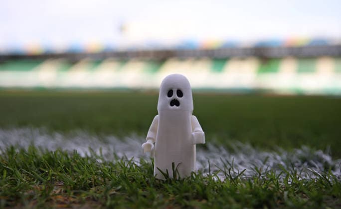 13.03.2026, Fussball, Herren, 2. Bundesliga, Saison 2025 2026, SpVgg Greuther Fürth - SV 07 Elversberg, Abstiegsgespenst auf dem Rasen, Gespenst auf Spielfeld, Abstieg, Abstiegsgespenst, Symbolfoto, Symbolbild, Feature impression Fürth Sportpark Ronhof Thomas Sommer Bayern Deutschland (DEU)