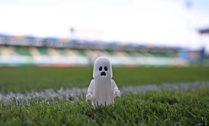 13.03.2026, Fussball, Herren, 2. Bundesliga, Saison 2025 2026, SpVgg Greuther Fürth - SV 07 Elversberg, Abstiegsgespenst auf dem Rasen, Gespenst auf Spielfeld, Abstieg, Abstiegsgespenst, Symbolfoto, Symbolbild, Feature impression Fürth Sportpark Ronhof Thomas Sommer Bayern Deutschland (DEU)