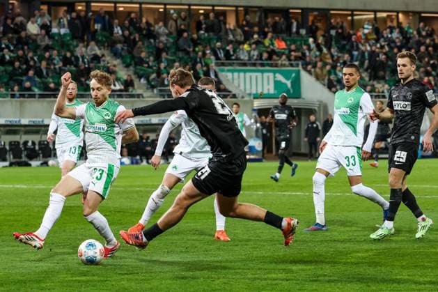 Lasse Guenther 21 (SV 07 Elversberg) mit einem Pass in die Strafraum-Mitte, Jannik Dehm 23 (Spvgg Greuther Fuerth) kann es nicht verhindern, Maximilian Dietz 33 (Spvgg Greuther Fuerth) und Tom Zimmerschied 29 (SV 07 Elversberg) schauen zu, Spvgg Greuther Fuerth vs. SV Elversberg Fussball, Maenner, 2. Bundesliga, Saison 2025 2026, Rueckrunde, 26. Spieltag, 13.03.2026 DFB regulations prohibit any use of photographs as image sequences and or quasi-video Fuerth Bayern Deutschland