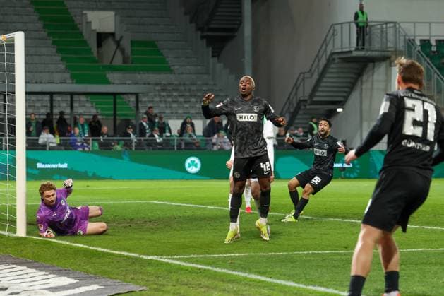 Enttaeuschung, Frust bei David Ngabi Mokwa (SV 07 Elversberg) nach einer verpassten Chance, mit Silas Joel Pruefrock 43 (Spvgg Greuther Fuerth) und Lasse Guenther 21 (SV 07 Elversberg), Spvgg Greuther Fuerth vs. SV Elversberg Fussball, Maenner, 2. Bundesliga, Saison 2025 2026, Rueckrunde, 26. Spieltag, 13.03.2026 DFB regulations prohibit any use of photographs as image sequences and or quasi-video Fuerth Bayern Deutschland