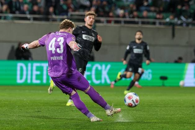 Silas Joel Pruefrock 43 (Spvgg Greuther Fuerth) schlaegt einen Ball ab, Aktion, Spvgg Greuther Fuerth vs. SV Elversberg Fussball, Maenner, 2. Bundesliga, Saison 2025 2026, Rueckrunde, 26. Spieltag, 13.03.2026 DFB regulations prohibit any use of photographs as image sequences and or quasi-video Fuerth Bayern Deutschland