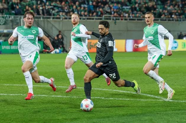 Immanuel Pherai 22 ( SV Elversberg) zieht ab, gegen Jannik Dehm 23 (Spvgg Greuther Fuerth), und Philipp Ziereis 4 (Spvgg Greuther Fuerth), Spvgg Greuther Fuerth vs. SV Elversberg Fussball, Maenner, 2. Bundesliga, Saison 2025 2026, Rueckrunde, 26. Spieltag, 13.03.2026 DFB regulations prohibit any use of photographs as image sequences and or quasi-video Fuerth Bayern Deutschland