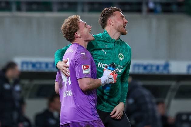 Silas Joel Pruefrock 43 (Spvgg Greuther Fuerth) und Pelle Boevink 26 (Spvgg Greuther Fuerth) jubeln ueber den Heimsieg nach Spielende, Spvgg Greuther Fuerth vs. SV Elversberg Fussball, Maenner, 2. Bundesliga, Saison 2025 2026, Rueckrunde, 26. Spieltag, 13.03.2026 DFB regulations prohibit any use of photographs as image sequences and or quasi-video Fuerth Bayern Deutschland