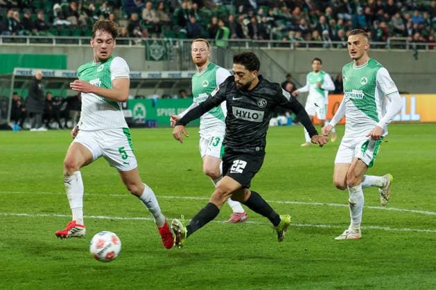 Immanuel Pherai 22 ( SV Elversberg) zieht ab, gegen Jannik Dehm 23 (Spvgg Greuther Fuerth), und Philipp Ziereis 4 (Spvgg Greuther Fuerth), Spvgg Greuther Fuerth vs. SV Elversberg Fussball, Maenner, 2. Bundesliga, Saison 2025 2026, Rueckrunde, 26. Spieltag, 13.03.2026 DFB regulations prohibit any use of photographs as image sequences and or quasi-video Fuerth Bayern Deutschland