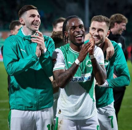 Branimir Hrgota 10 (Spvgg Greuther Fuerth), Noel Futkeu 9 (Spvgg Greuther Fuerth) und Dennis Srbeny 7 (Spvgg Greuther Fuerth) sind gluecklich bei den Fans nach Spielende, Schlussjubel, Spvgg Greuther Fuerth vs. SV Elversberg Fussball, Maenner, 2. Bundesliga, Saison 2025 2026, Rueckrunde, 26. Spieltag, 13.03.2026 DFB regulations prohibit any use of photographs as image sequences and or quasi-video Fuerth Bayern Deutschland