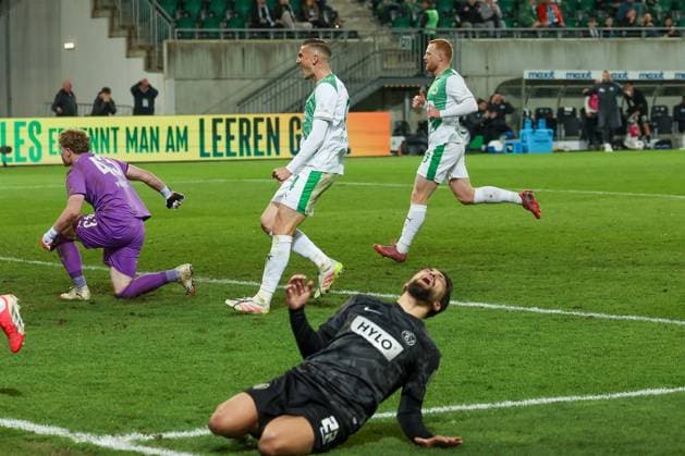 Immanuel Pherai 22 ( SV Elversberg) ist frustriert, da seine Chance abgewehrt wird, Philipp Ziereis 4 (Spvgg Greuther Fuerth) im Hintergrund jubelt ueber die Abwehraktion, Spvgg Greuther Fuerth vs. SV Elversberg Fussball, Maenner, 2. Bundesliga, Saison 2025 2026, Rueckrunde, 26. Spieltag, 13.03.2026 DFB regulations prohibit any use of photographs as image sequences and or quasi-video Fuerth Bayern Deutschland
