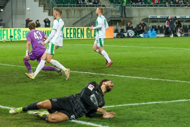Immanuel Pherai 22 ( SV Elversberg) frustriert ueber eine vergebene Chance, mit dem jubelnden Philipp Ziereis 4 (Spvgg Greuther Fuerth) im Hintergrund, Spvgg Greuther Fuerth vs. SV Elversberg Fussball, Maenner, 2. Bundesliga, Saison 2025 2026, Rueckrunde, 26. Spieltag, 13.03.2026 DFB regulations prohibit any use of photographs as image sequences and or quasi-video Fuerth Bayern Deutschland