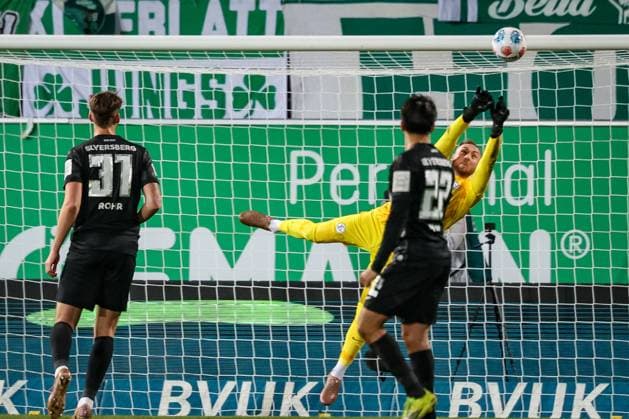 Parade von Nicolas Kristof 20 (SV 07 Elversberg), Maximilian Rohr 31 (SV 07 Elversberg) und Immanuel Pherai 22 (SV Elversberg) schauen zu, Spvgg Greuther Fuerth vs. SV Elversberg Fussball, Maenner, 2. Bundesliga, Saison 2025 2026, Rueckrunde, 26. Spieltag, 13.03.2026 DFB regulations prohibit any use of photographs as image sequences and or quasi-video Fuerth Bayern Deutschland