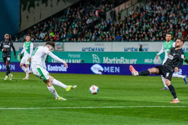 Branimir Hrgota 10 (Spvgg Greuther Fuerth) erzielt das 1:0, Lukasz Poreba 8 (SV 07 Elversberg) kann den Schuss nicht abewehren, das Kleeblatt geht in Fuehrung, Aktion, Spvgg Greuther Fuerth vs. SV Elversberg Fussball, Maenner, 2. Bundesliga, Saison 2025 2026, Rueckrunde, 26. Spieltag, 13.03.2026 DFB regulations prohibit any use of photographs as image sequences and or quasi-video Fuerth Bayern Deutschland