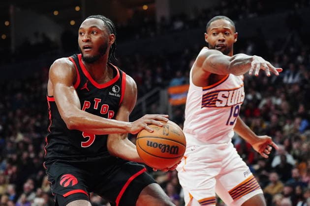 March 13, 2026, Toronto, On, Canada: Toronto Raptors Immanuel Quickley (5) protects the ball from Phoenix Suns Haywood Highsmith (19) during first half NBA, Basketball Herren, USA basketball action in Toronto on Friday, March 13, 2026. Canada News - March 13, 2026  - ZUMAc35_ 20260313_zaf_c35_126 Copyright: xFrankxGunnx