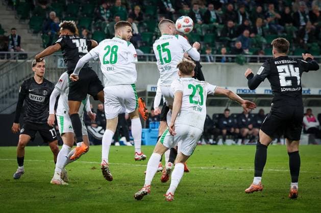 Jan Elvedi 15 (Spvgg Greuther Fuerth) mit einer Kopfballaktion, mit Doni Arifi 28 (Spvgg Greuther Fuerth), Jannik Dehm 23 (Spvgg Greuther Fuerth) und Luca Schnellbacher 24 (SV 07 Elversberg), Spvgg Greuther Fuerth vs. SV Elversberg Fussball, Maenner, 2. Bundesliga, Saison 2025 2026, Rueckrunde, 26. Spieltag, 13.03.2026 DFB regulations prohibit any use of photographs as image sequences and or quasi-video Fuerth Bayern Deutschland