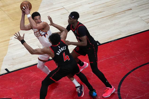 Phoenix Suns v Toronto Raptors - NBA, Basketball Herren, USA TORONTO, CANADA - MARCH 13 : Devin Booker (1) of Phoenix Suns in action against Scottie Barnes (4) of Toronto Raptors during the NBA basketball game between Phoenix Suns and Toronto Raptors at the Scotiabank Arena on March 13, 2026 in Toronto, Ontario, Canada. Mert Alper Dervis Anadolu Toronto Canada. Editorial use only. Please get in touch for any other usage.  Copyright: x2026xAnadoluxMertxAlperxDervisx