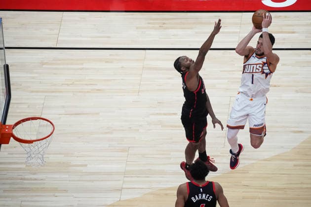 Phoenix Suns v Toronto Raptors - NBA, Basketball Herren, USA TORONTO, CANADA - MARCH 13 : Devin Booker (1) of Phoenix Suns in action during the NBA basketball game between Phoenix Suns and Toronto Raptors at the Scotiabank Arena on March 13, 2026 in Toronto, Ontario, Canada. Mert Alper Dervis Anadolu Toronto Canada. Editorial use only. Please get in touch for any other usage.  Copyright: x2026xAnadoluxMertxAlperxDervisx