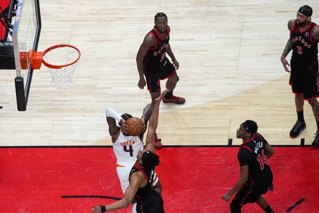 Phoenix Suns v Toronto Raptors - NBA, Basketball Herren, USA TORONTO, CANADA - MARCH 13 : Scottie Barnes (4) of Toronto Raptors blocks Jalen Green (4) of Phoenix Suns during the NBA basketball game between Phoenix Suns and Toronto Raptors at the Scotiabank Arena on March 13, 2026 in Toronto, Ontario, Canada. Mert Alper Dervis Anadolu Toronto Canada. Editorial use only. Please get in touch for any other usage.  Copyright: x2026xAnadoluxMertxAlperxDervisx