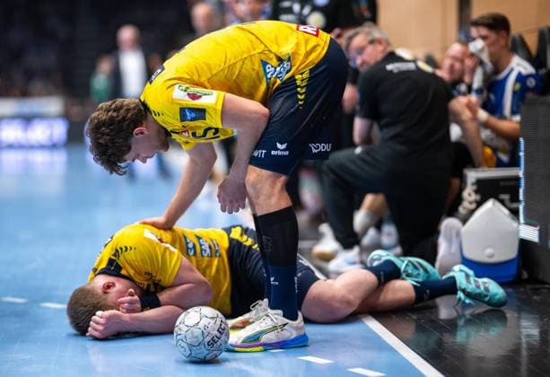 DAIKIN HBL HANDBALL HERREN 1. BL 25. SPIELTAG THSV EISENACH - RHEIN-NECKAR LÖWEN ** NUR FÜR REDAKTIONELLE ZWECKE ** EDITORIAL USE ONLY **<p>13 03 2026-Eisenach: DAIKIN HBL Handball 1. Bundesliga Herren Saison 2025 - 2026 25. Spieltag Werner Assmann Halle ThSV Eisenach - Rhein-Neckar Löwen im Foto: Haukur Thrastarson 25 (Rhein-Neckar Löwen) am Boden, Simone Mengon 15 (ThSV Eisenach), rechts ( Deutschland Thüringen Eisenach Copyright: SaschaxFromm *** DAIKIN HBL HANDBALL MEN 1 BL 25 GAME DAY THSV EISENACH RHEIN NECKAR LÖWEN FOR EDITORIAL PURPOSES ONLY p 13 03 2026 Eisenach DAIKIN HBL Handball 1 Bundesliga Herren Saison 2025 2026 25 Spieltag Werner Assmann Halle ThSV Eisenach Rhein Neckar Löwen im Foto Haukur Thrastarson 25 Rhein Neckar Löwen am Boden, Simone Mengon 15 ThSV Eisenach , right Germany Thüringen Eisenach Copyright SaschaxFromm Copyright: SaschaxFromm doc84yt6y6cddlg7pz4pmo ,EDITORIAL USE ONLY