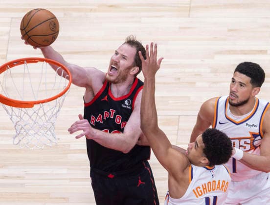 (260314) -- TORONTO, March 14, 2026 -- Jakob Poeltl (L) of Toronto Raptors goes up for a layup during the 2025-2026 NBA, Basketball Herren, USA regular season game between Toronto Raptors and Phoenix Suns in Toronto, Canada, on March 13, 2026. (Photo by Xinhua) (SP)CANADA-TORONTO-BASKETBALL-NBA-SUNS VS RAPTORS ZouxZheng 