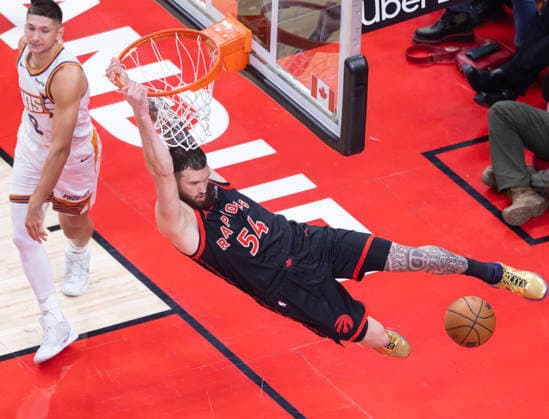 (260314) -- TORONTO, March 14, 2026 -- Sandro Mamukelashvili (R) of Toronto Raptors dunks during the 2025-2026 NBA, Basketball Herren, USA regular season game between Toronto Raptors and Phoenix Suns in Toronto, Canada, on March 13, 2026. (Photo by Xinhua) (SP)CANADA-TORONTO-BASKETBALL-NBA-SUNS VS RAPTORS ZouxZheng 