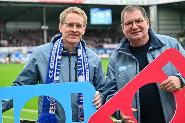 14.03.2026, Fußball, Herren, 2.BL (Bundesliga), Saison 2025 2026, Holstein Kiel - 1. FC Nürnberg, 26. Spieltag Ministerpräsident Daniel Günther sagt JO! zu Olympia bei Stadionsprecher York Lange Kiel, Holstein-Stadion Holstein-Stadion Schleswig-Holstein Deutschland