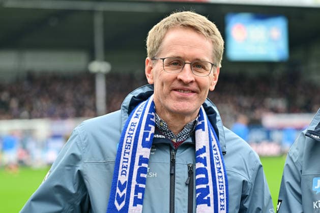 14.03.2026, Fußball, Herren, 2.BL (Bundesliga), Saison 2025 2026, Holstein Kiel - 1. FC Nürnberg, 26. Spieltag Ministerpräsident Daniel Günther sagt JO! zu Olympia bei Stadionsprecher York Lange Kiel, Holstein-Stadion Holstein-Stadion Schleswig-Holstein Deutschland