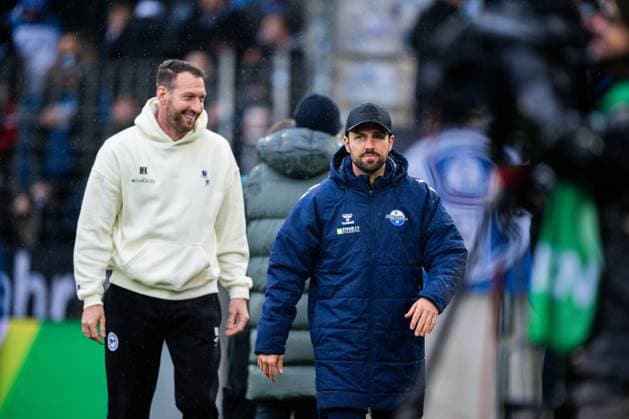 14.03.2026 - Fußball, 2025 2026, 2. Bundesliga, 26. Spieltag, DSC Arminia Bielefeld - SC Paderborn 07: (L-R) Mitch Kniat (Trainer - Bielefeld), Ralf Kettemann (Trainer - Paderborn) DFL REGULATIONS PROHIBIT ANY USE OF PHOTOGRAPHS AS IMAGE SEQUENCES AND OR QUASI-VIDEO.