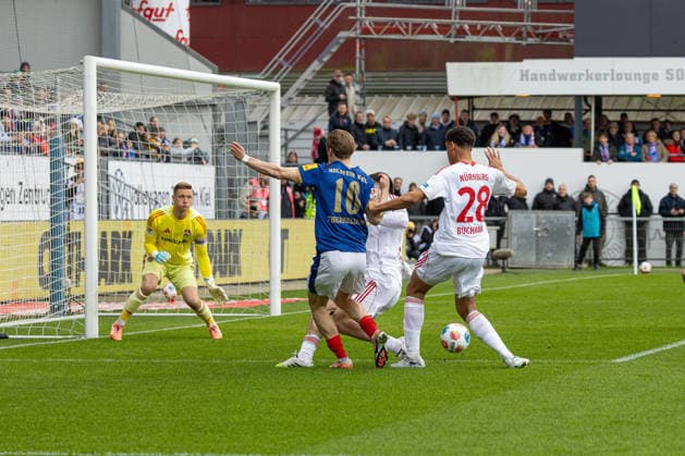 14.03.2026 Fußball 2. Bundesliga Männer Saison 2025 2026 26. Spieltag KSV Holstein Kiel - 1. FC Nürnberg (Kiel in Blau, Nürnberg in Weiß) Die erste große Chance für Kiel in der 4. Minute durch Jonas Therkelsen ( 10). Rechts neben ihm Tarek Buchmann ( 28) Kiel Holstein-Stadion, Westring 501 Schleswig Holstein Deutschland