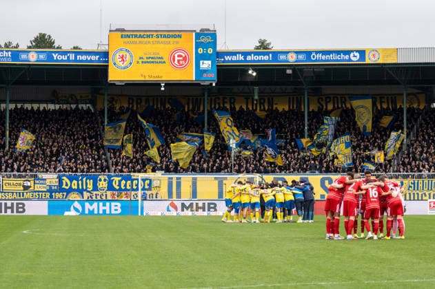 Deutschland: Fussball 2. Bundesliga, 27. Spieltag 2025 2026, Eintracht Braunschweig - Fortuna Düsseldorf am 14.03. in Braunschweig (Eintracht-Stadion): Mannschaftskreis vor dem Spiel